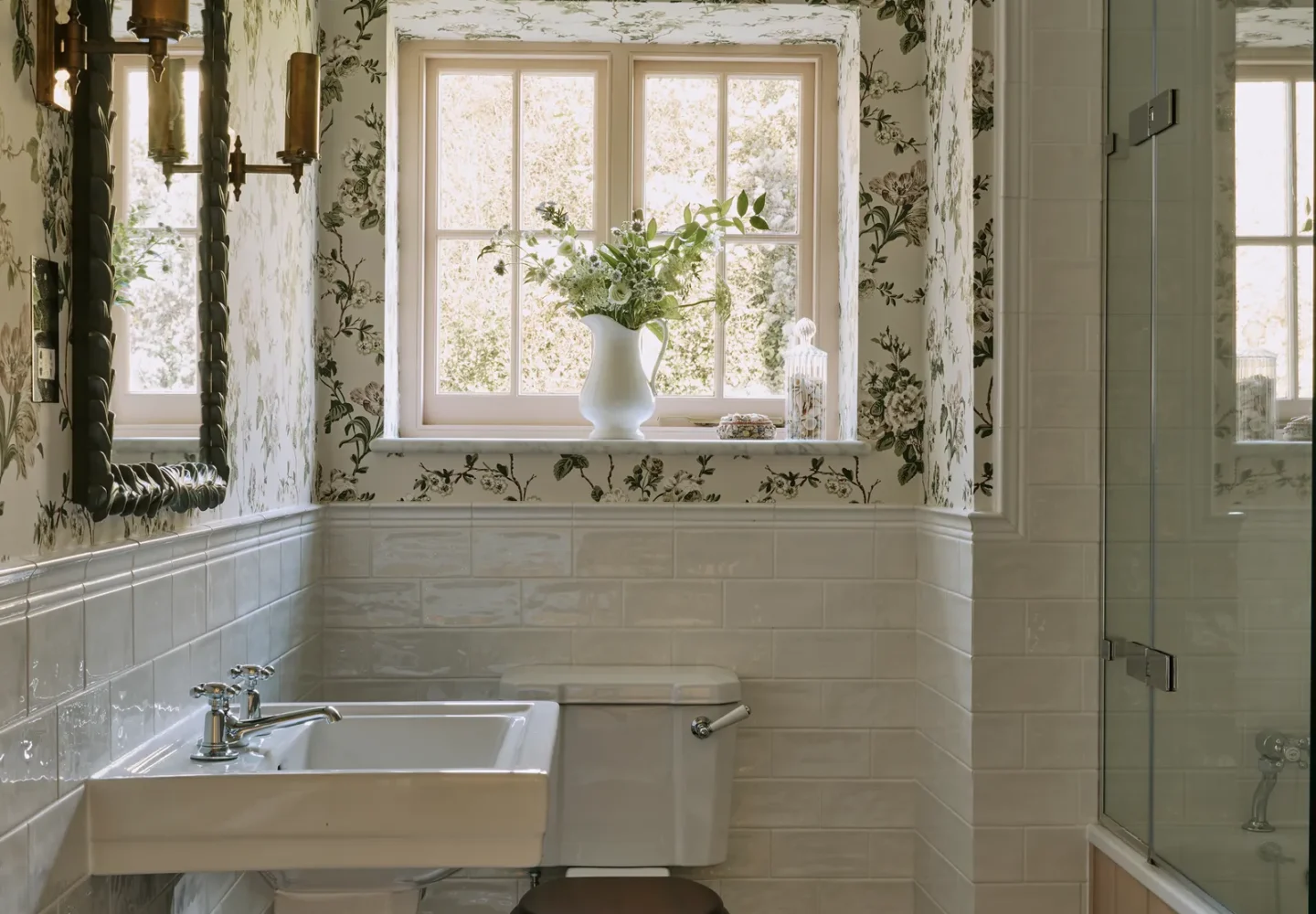 Small bathroom ideas with clever storage and modern décor