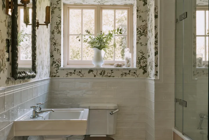 Small bathroom ideas with clever storage and modern décor